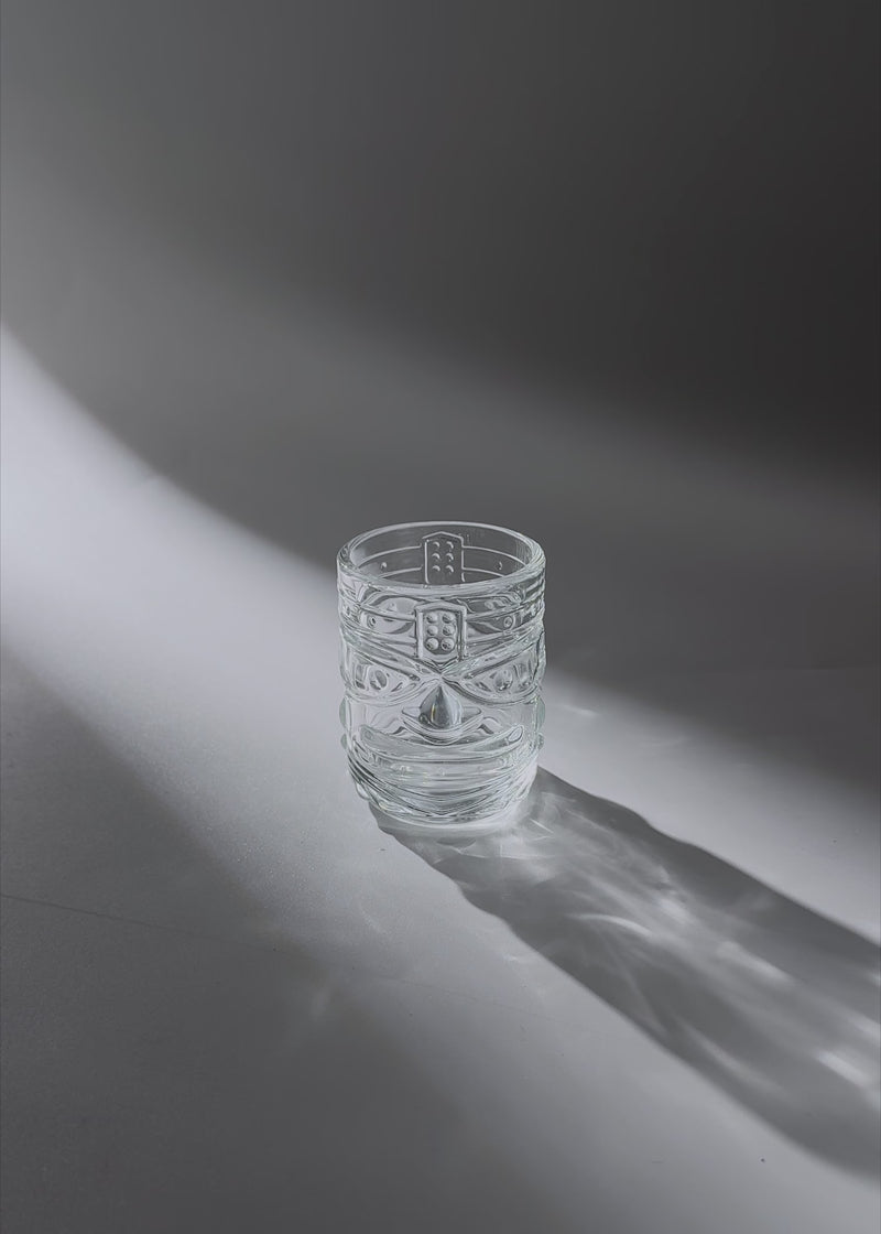 Video de estudio del tequilero Tiki de vidrio transparente de 60 ml para tequila y mezcal.