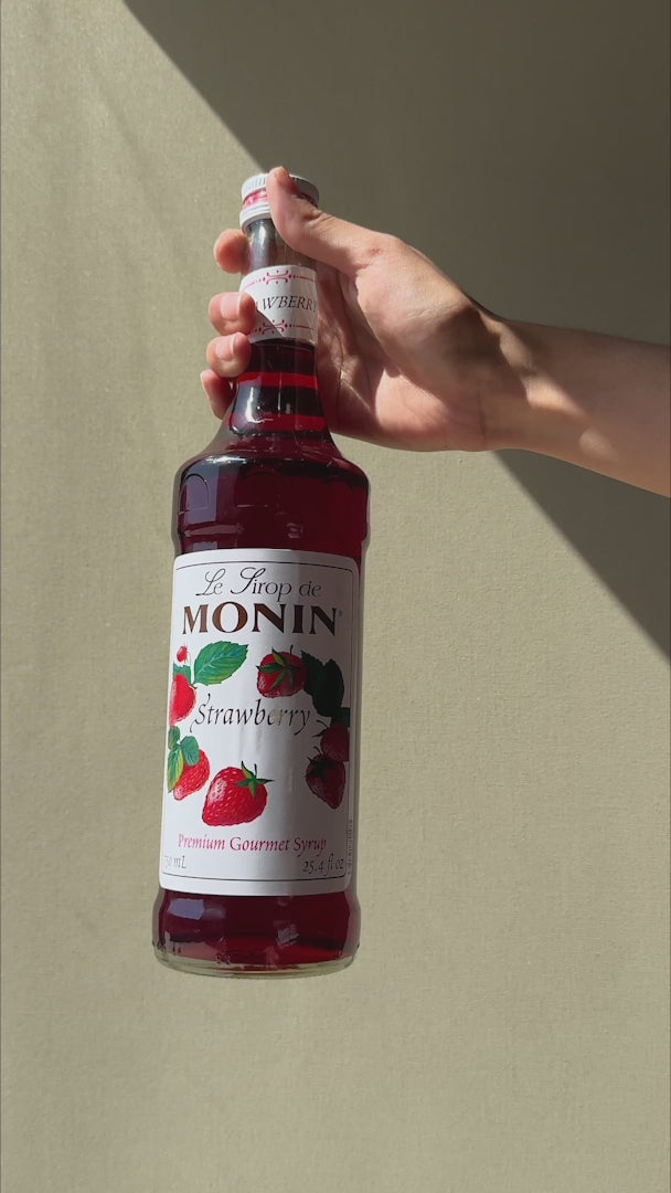 Cargar vídeo: Jarabe de fresa botella de vidrio Monin 750 ml