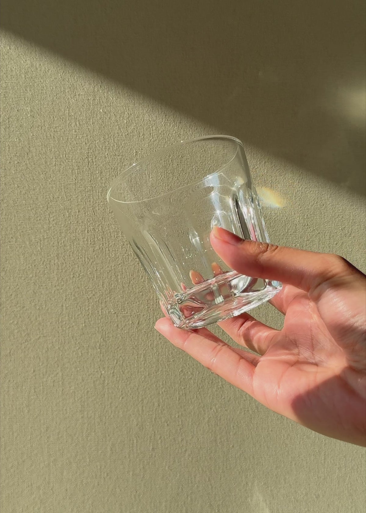 Cargar vídeo: Video del vaso Gibraltar de 207 ml en luz natural para apreciar su vidrio transparente y diseño facetado.