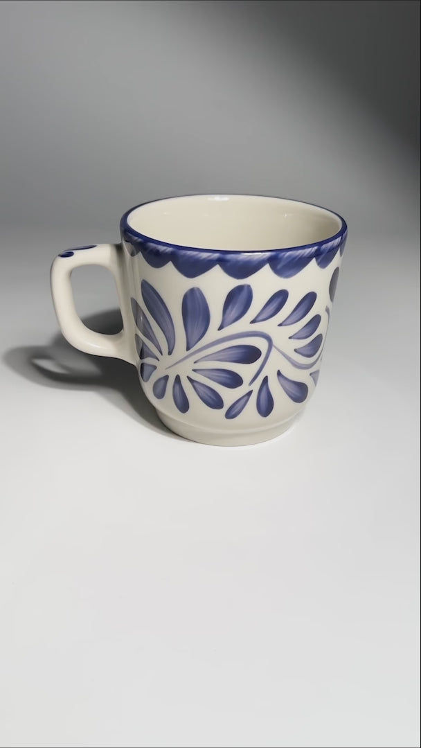 Taza de porcelana azul y blanco Puebla