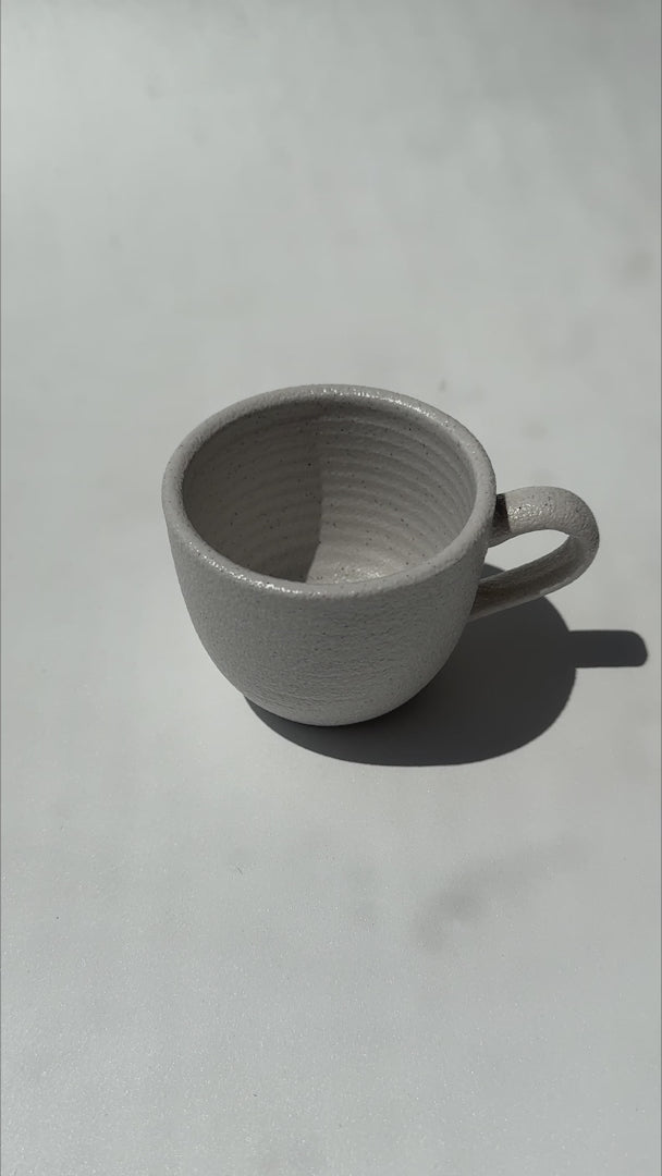 Cargar vídeo: Video de taza para espresso de porcelana Liora Ripple 100 ml