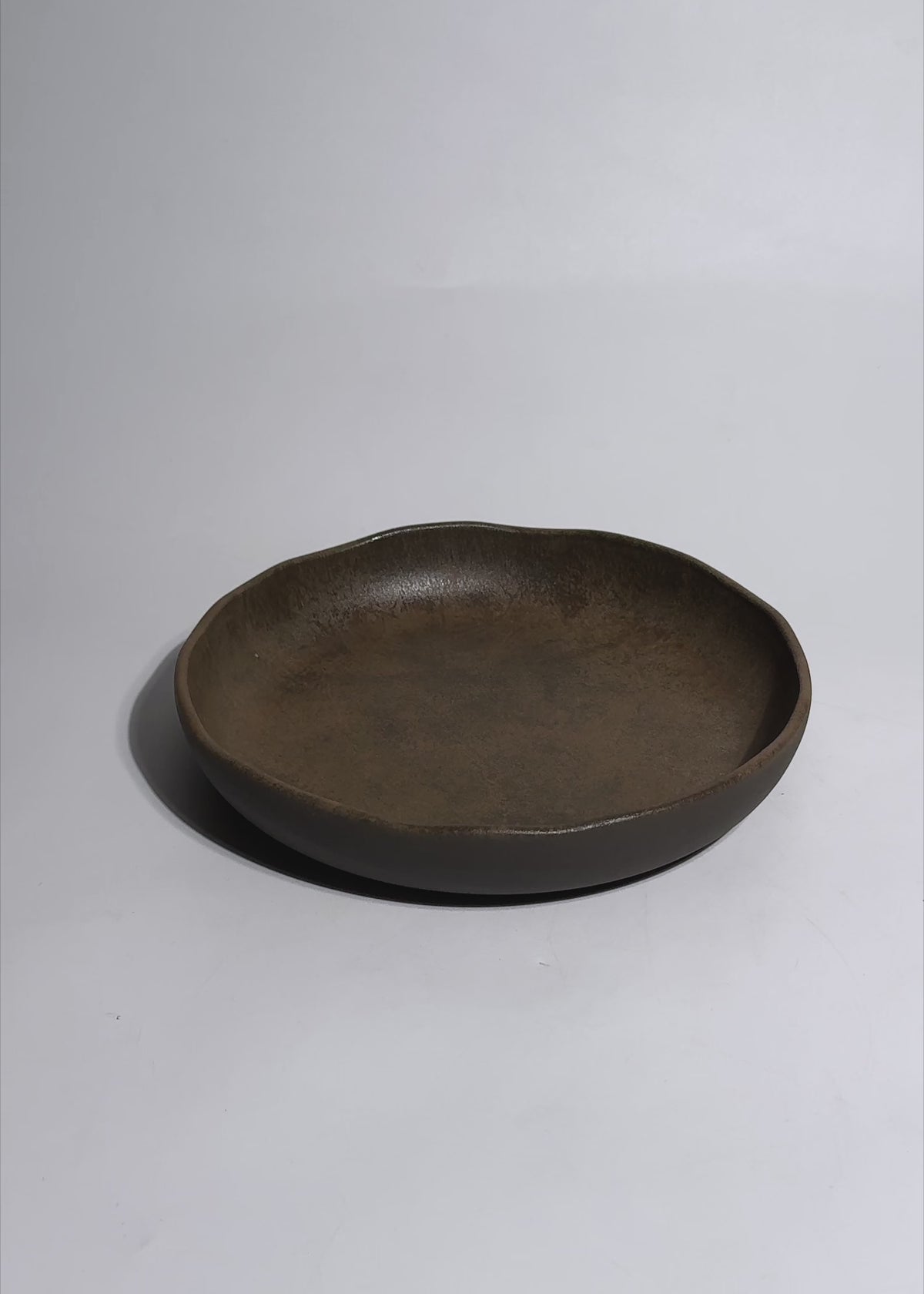 Cargar vídeo: Video de estudio del plato hondo Cresta Bazalith de porcelana café de 20 cm.