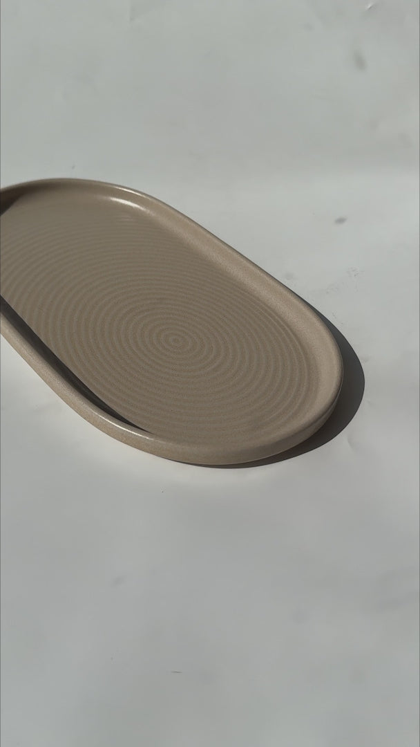 Cargar vídeo: Video del plato ovalado de porcelana Mirage Ripple 33 × 18 cm
