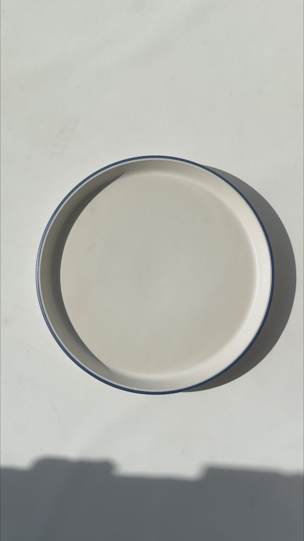 Video del plato de cerámica blanco filo azul con borde elevado Ø 24 cm