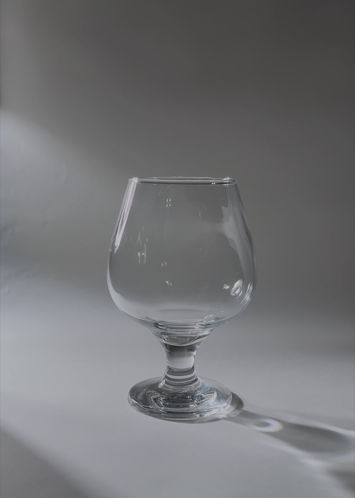 Cargar vídeo: Video de estudio de la copa Windsor de vidrio transparente de 330 ml.