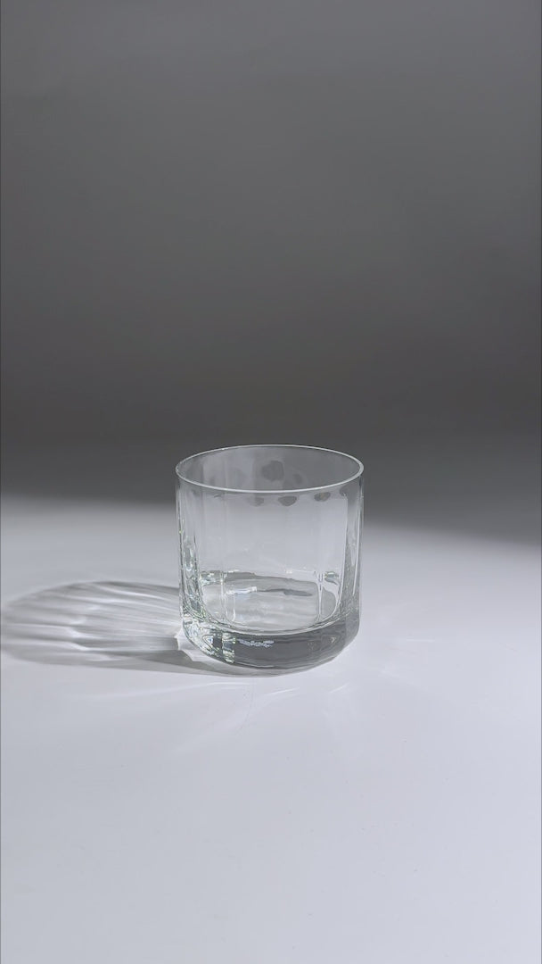 Video de la base gruesa y diseño del vaso Radius para whisky