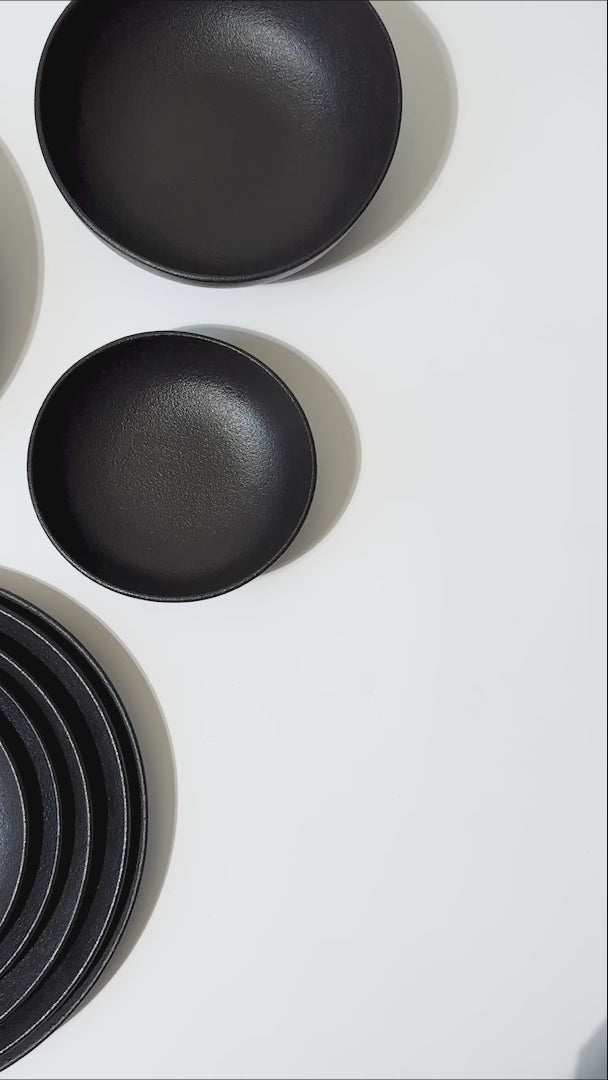 Cargar vídeo: video detalles platos porcelana negro maha