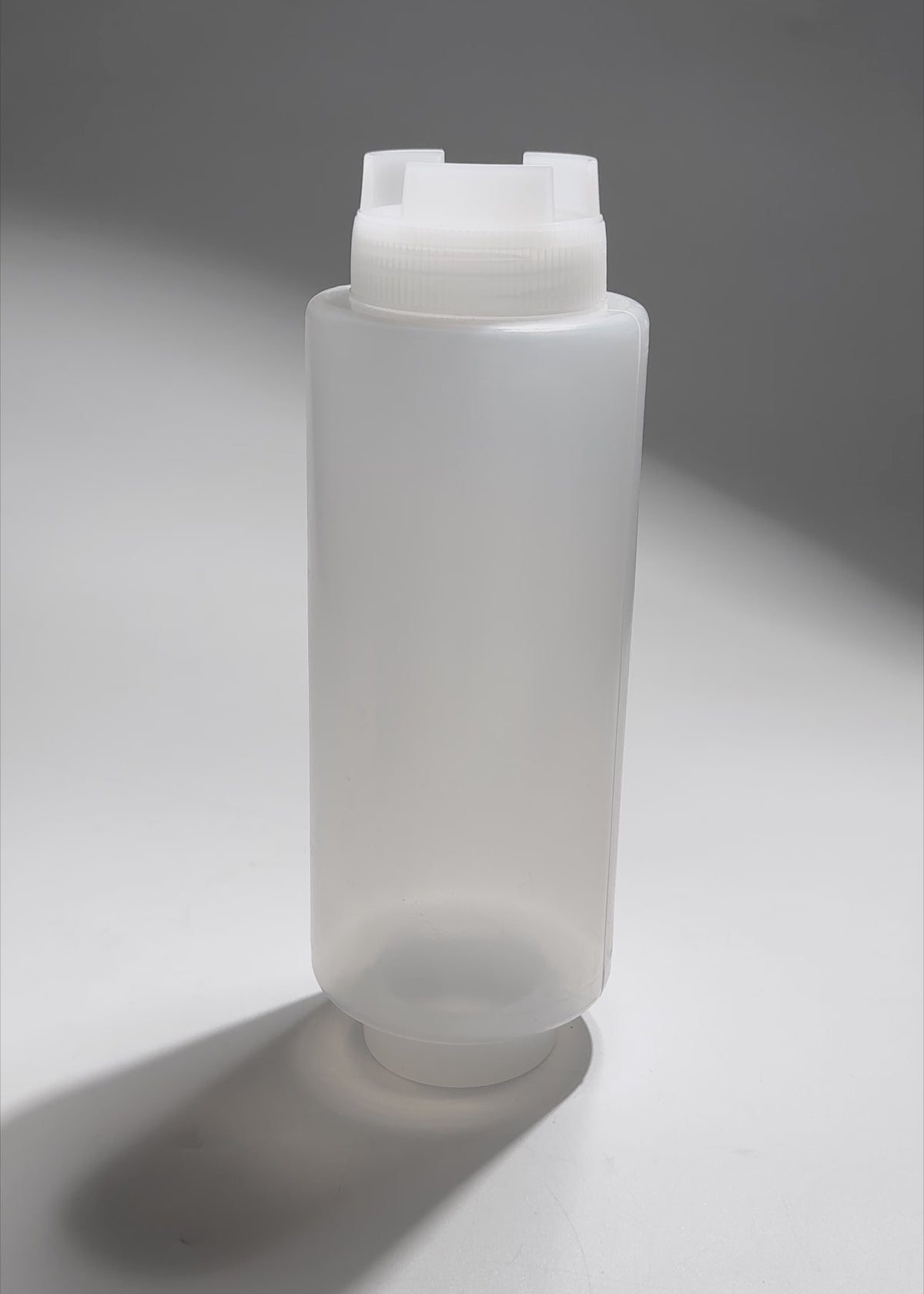 Cargar vídeo: Video de Dispensador de aderezo con válvula de plástico transparente 24 oz para restaurantes, cafeterias, bares, food trucks, dark kitchens y food service