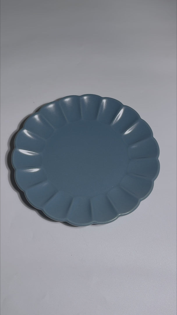 Cargar vídeo: Plato trinche de cerámica premium azul mate Pétalo Ø 22 cm