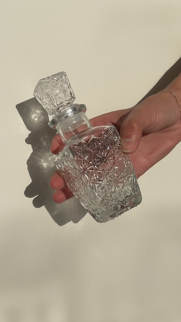 Cargar vídeo: video detalles licorera de vidrio maha