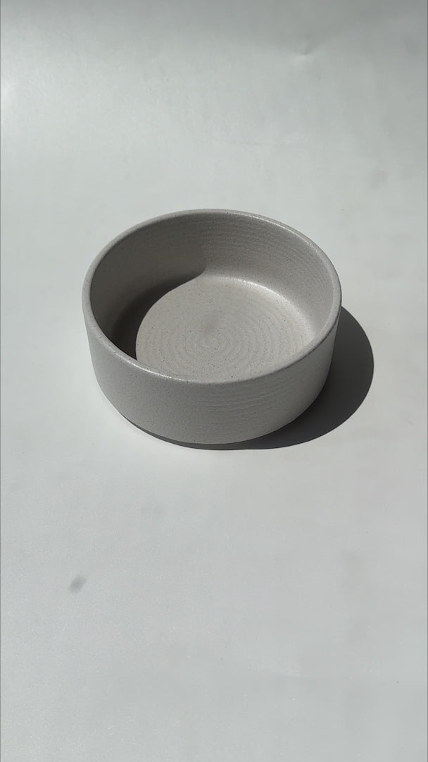 Cargar vídeo: Video del tazón apilable de porcelana Liora Ripple 415 ml