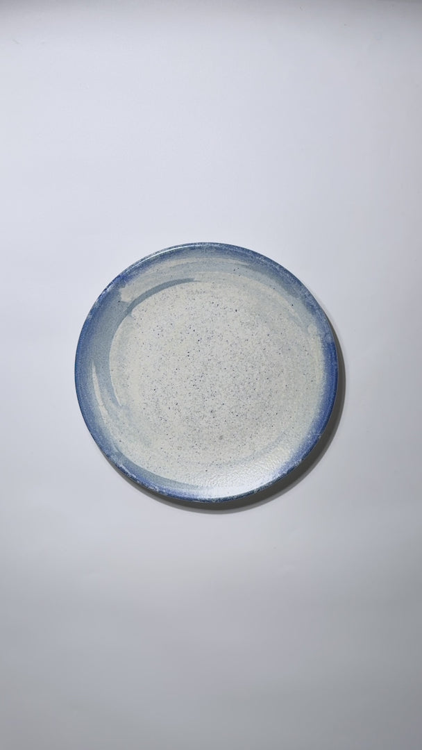 Video del acabado moteado y borde azul del plato Harena de 21 cm