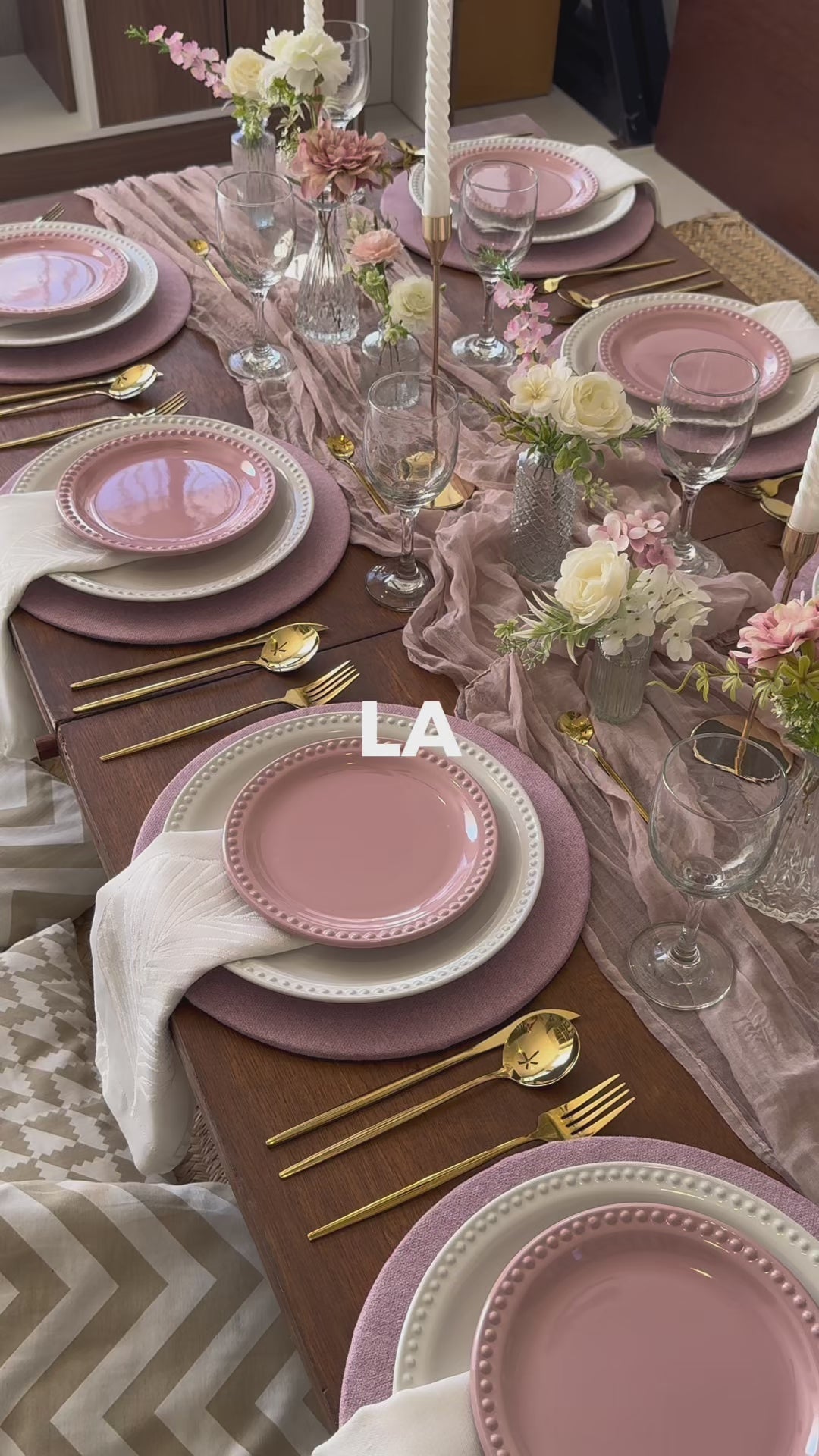 Cargar vídeo: Video del plato trinche de cerámica rosa Monet de 27 cm