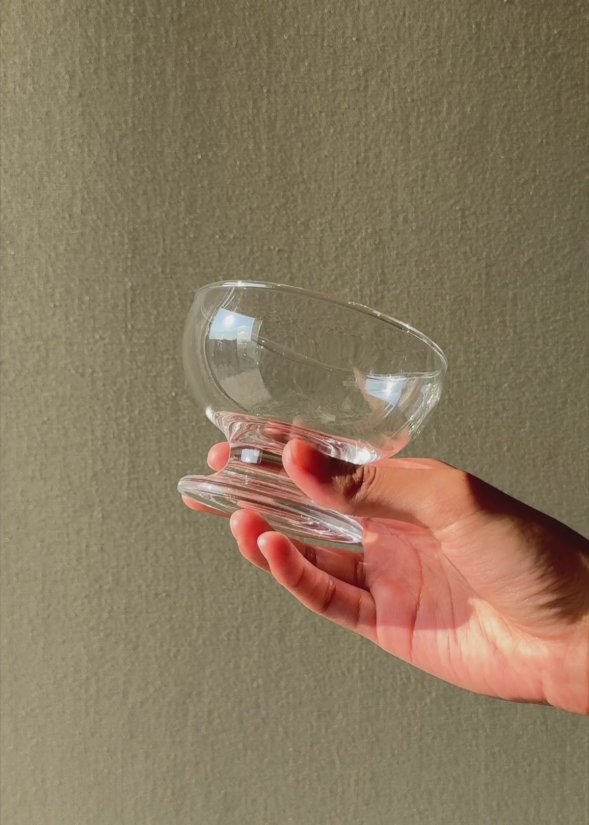 Cargar vídeo: Video con luz natural de la copa baja Paulista para helados y postres fríos.