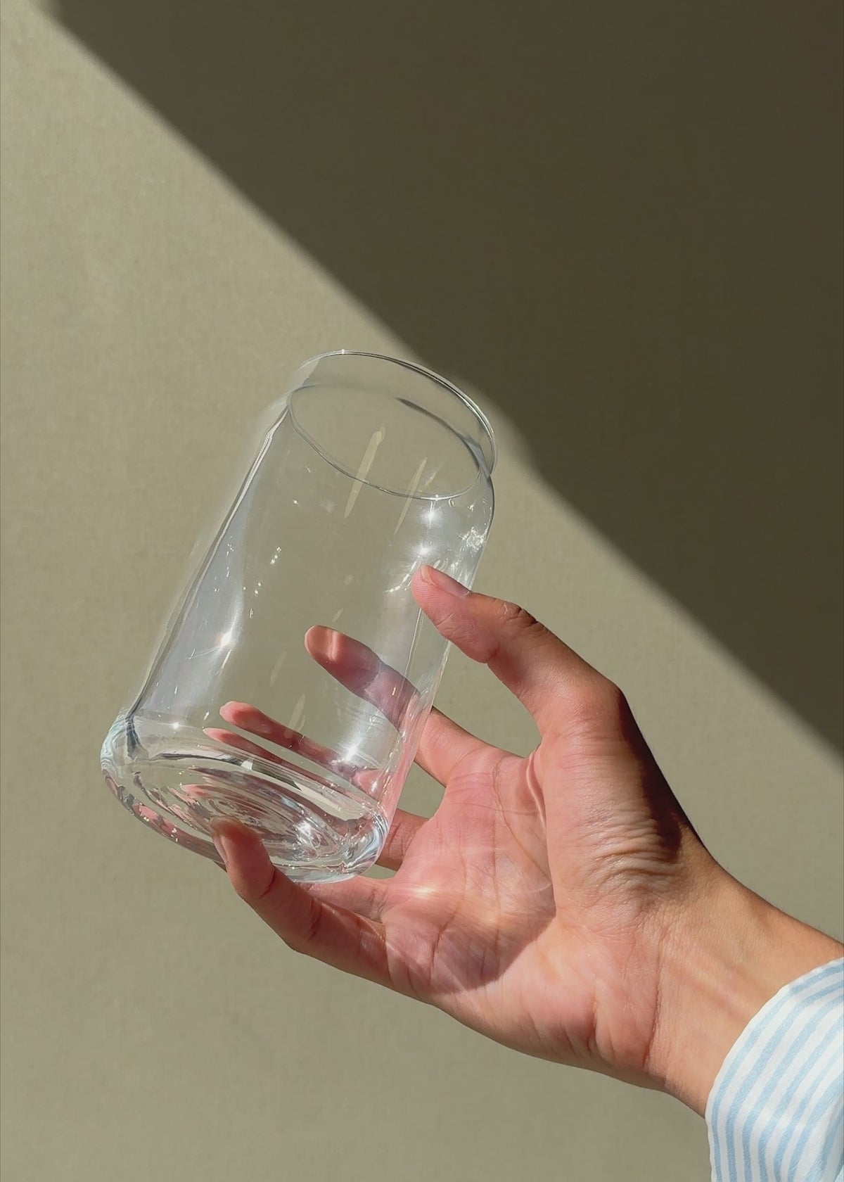Cargar vídeo: Video de Vaso tipo lata de cristal transparente 745 ml para cafeterias, bares, cervecerias, hoteles y restaurantes