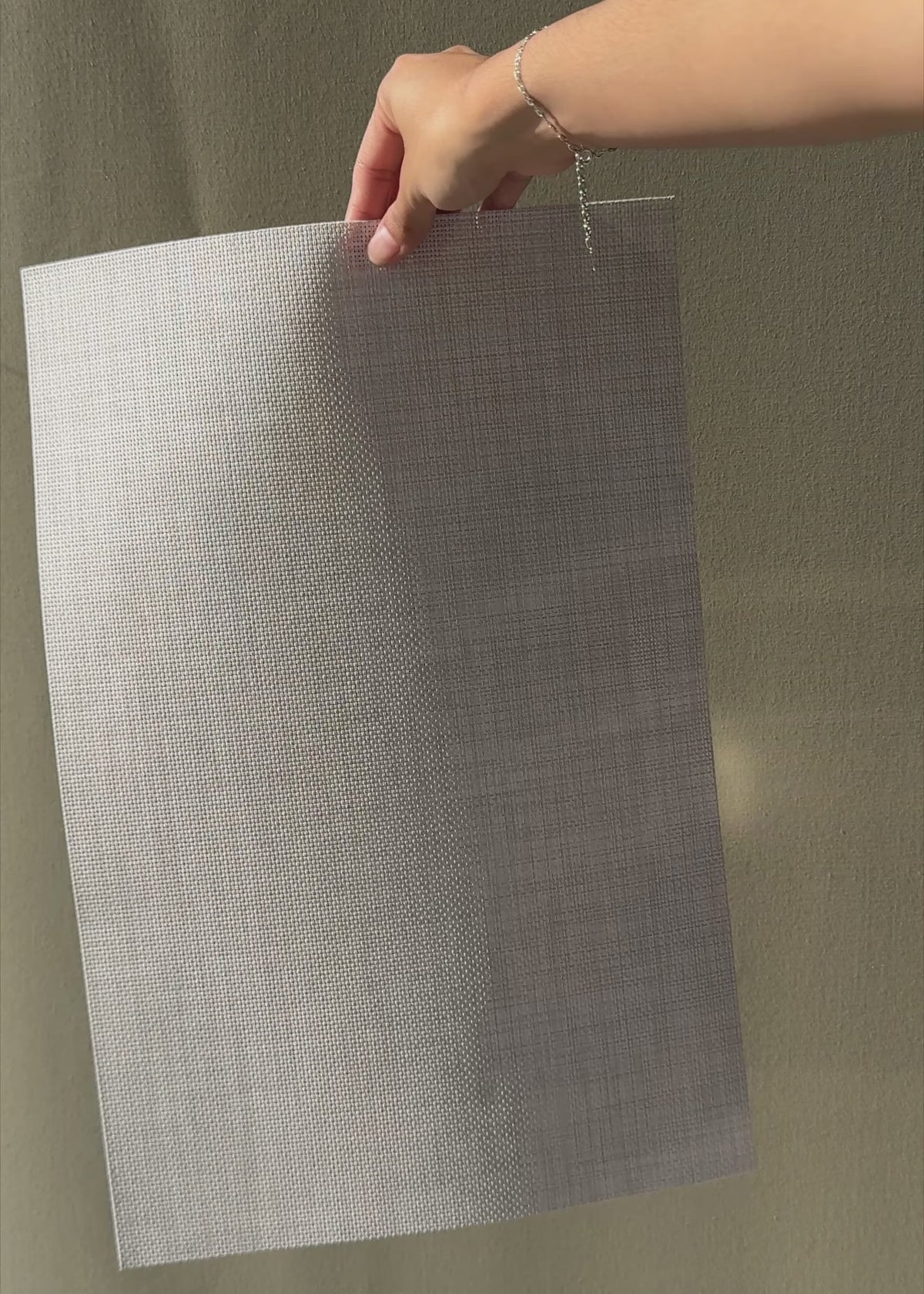 Cargar vídeo: Video en luz natural del mantel individual perla jaspeado que muestra la textura y flexibilidad del tejido.