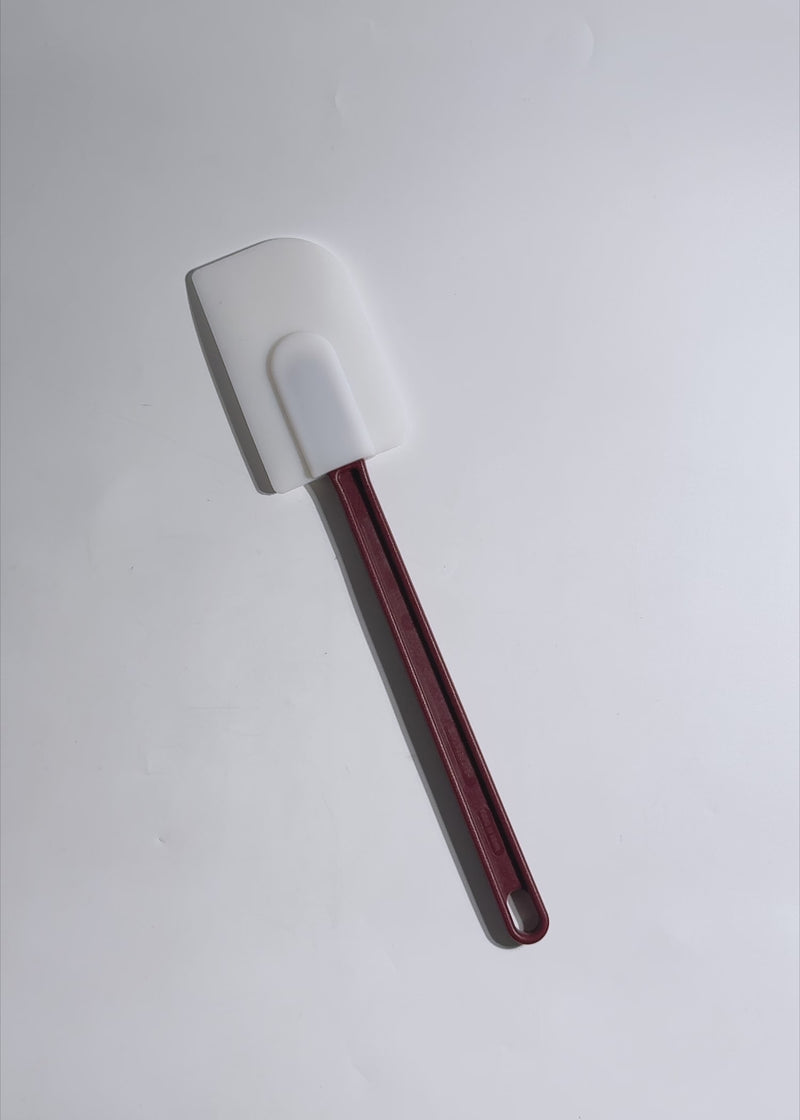 Video de estudio de la espátula miserable de silicón blanco con mango rojo de 35.5 cm, con vistas del producto y su pala.