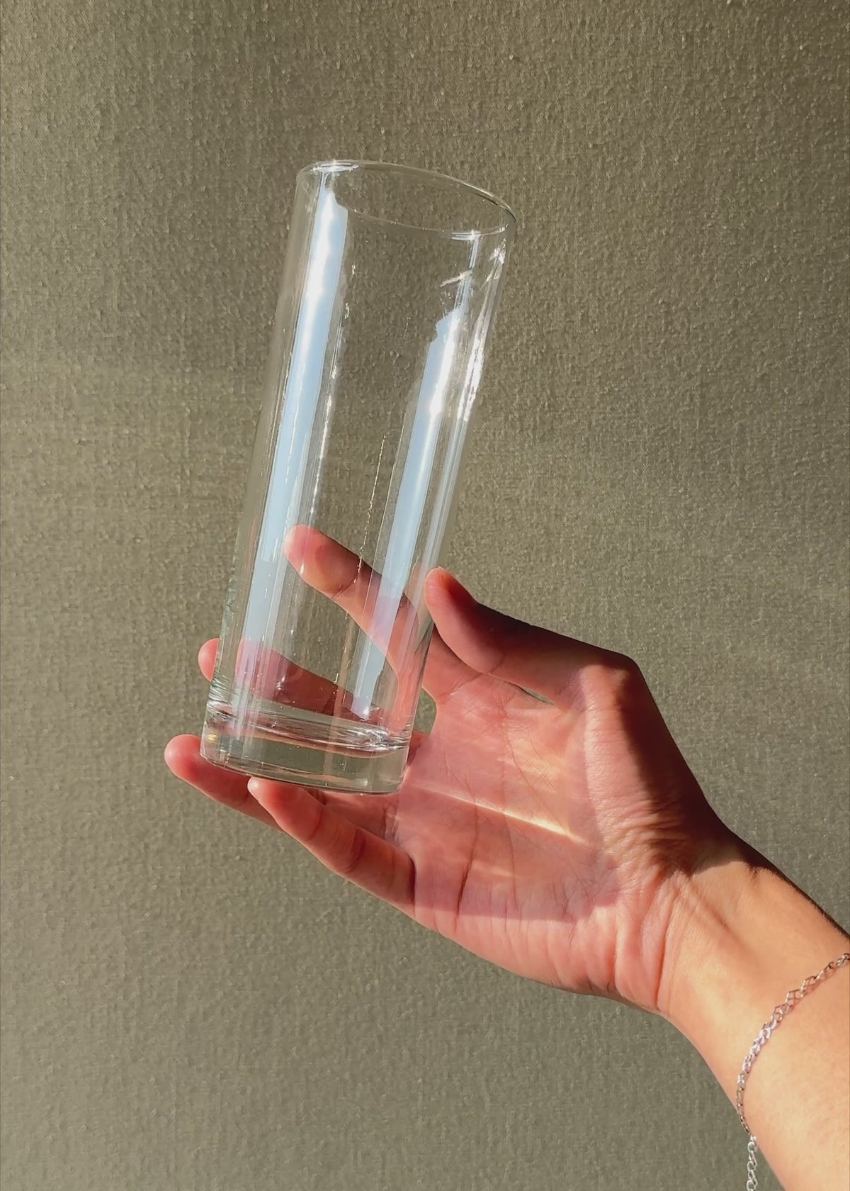 Cargar vídeo: Video con luz natural de vaso tubo highball transparente de 346 ml.