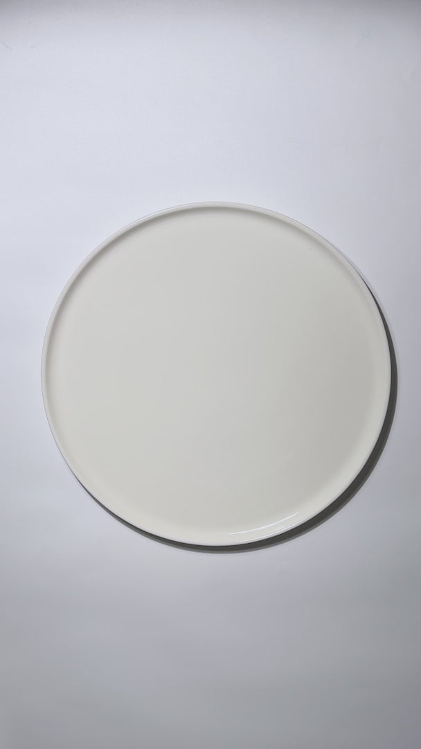 Video del diseño minimalista y acabado del plato de porcelana Hygge