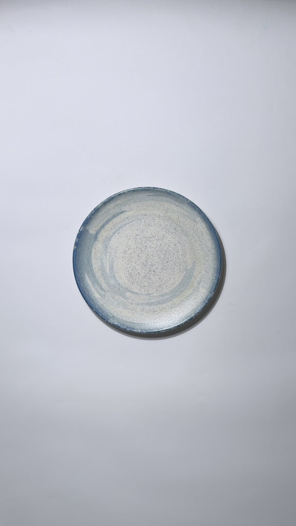 Video del acabado moteado y borde azul del plato de porcelana Harena