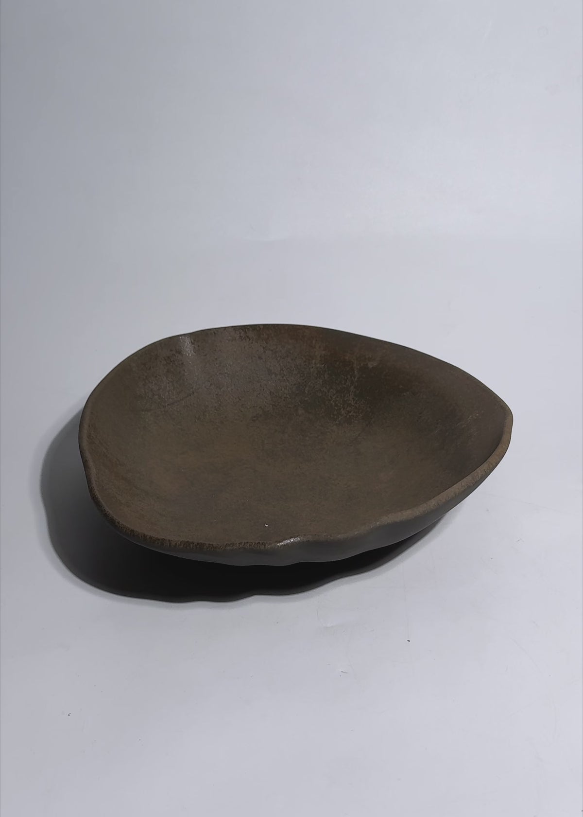 Cargar vídeo: Video de estudio del plato hondo Cresta Bazalith de porcelana café de 27 cm.