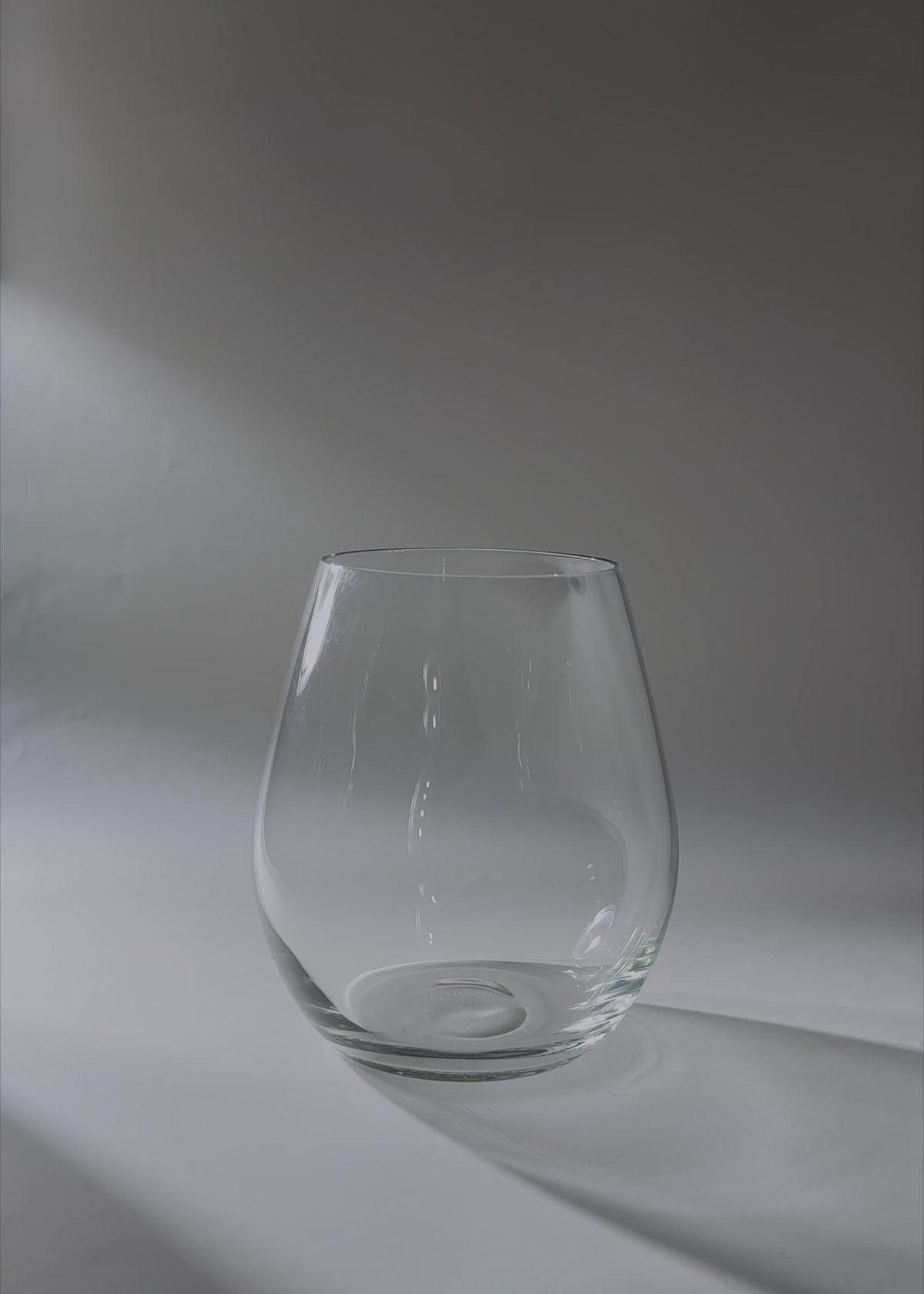 Cargar vídeo: Video de estudio del vaso para vino tinto sin tallo de vidrio transparente 532 ml.