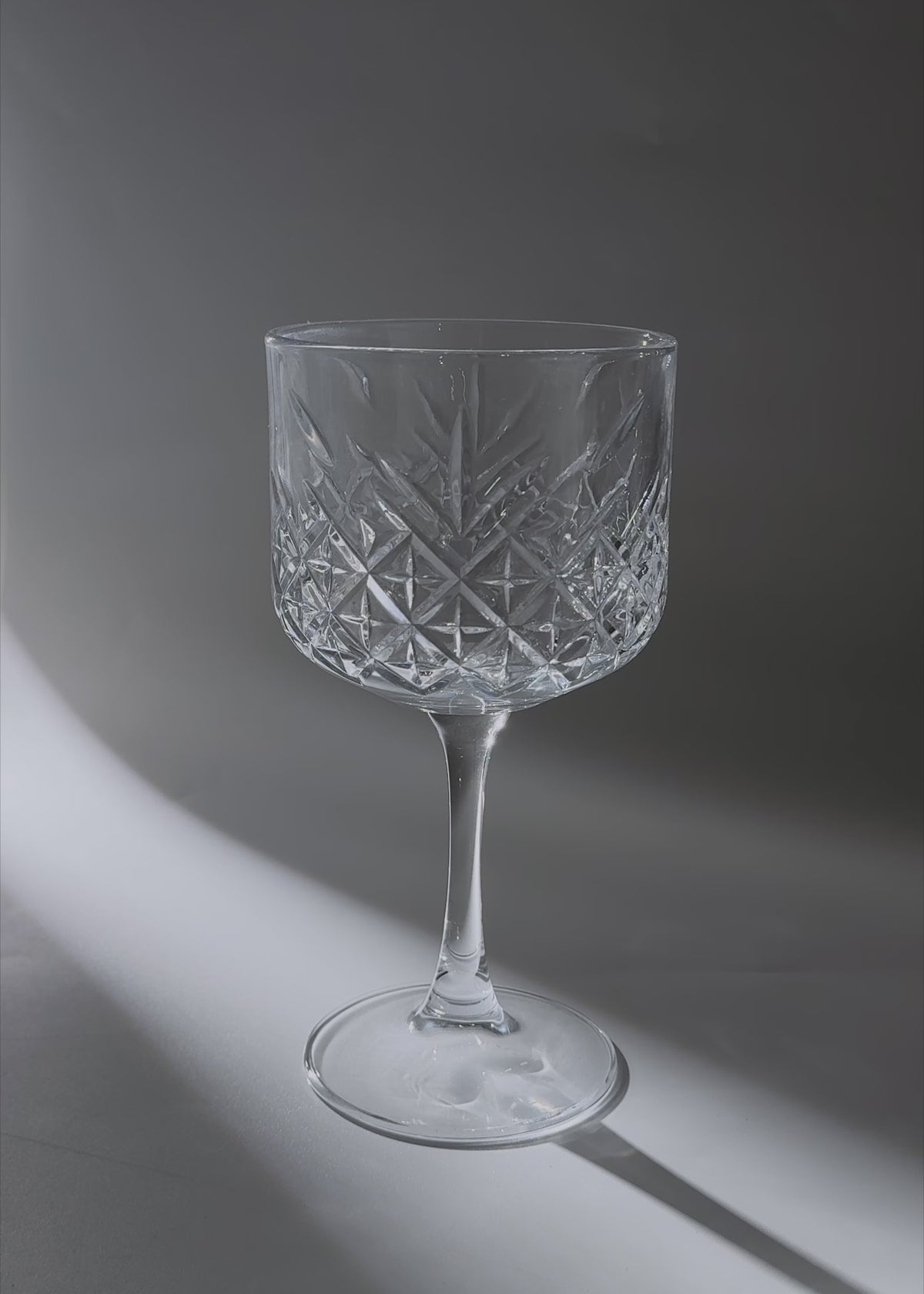 Cargar vídeo: Video de estudio de la copa para gin tonic Infinity de cristal transparente de 510 ml.