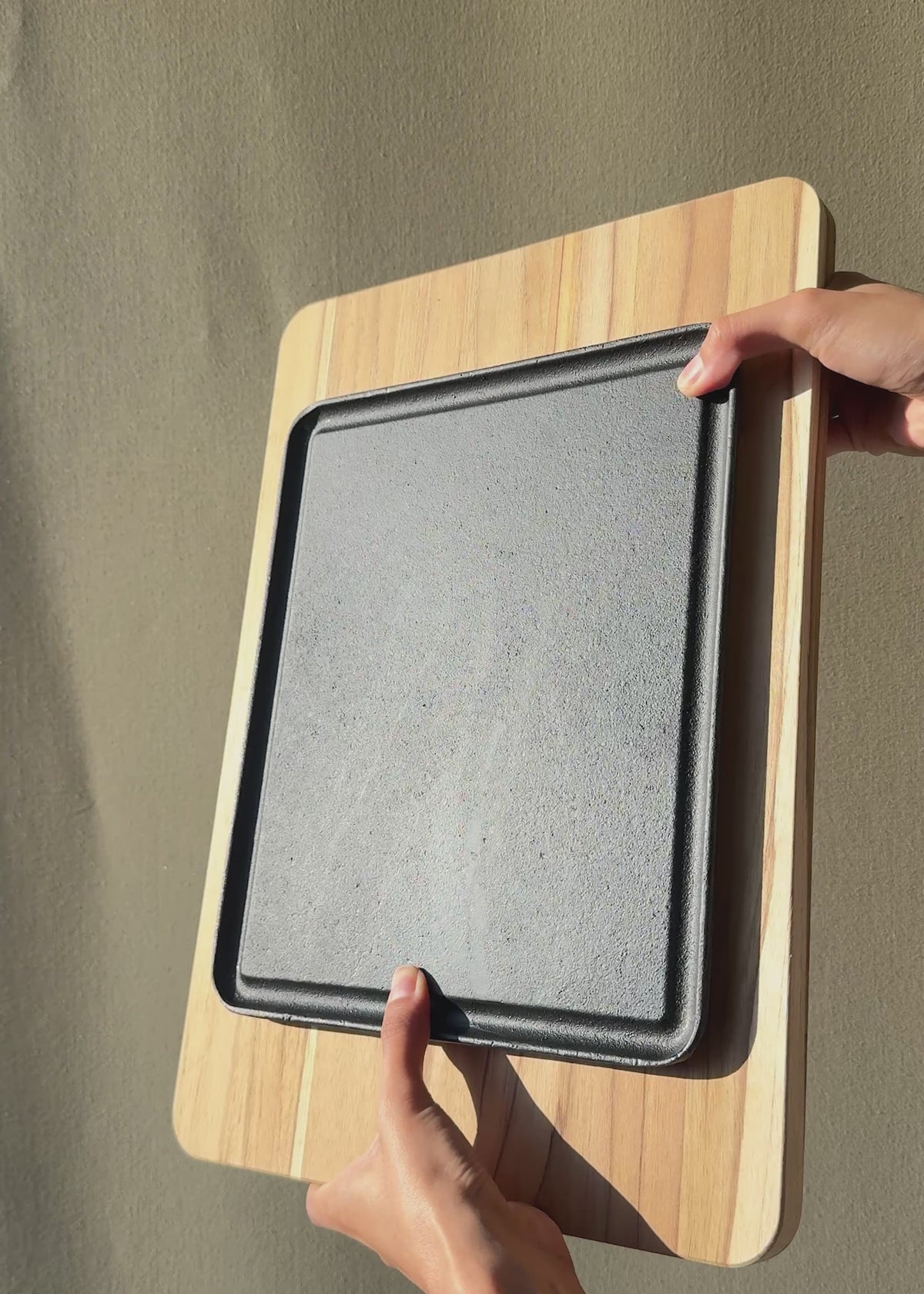 Cargar vídeo: Video con luz natural del conjunto de parrilla de hierro fundido y base de madera.