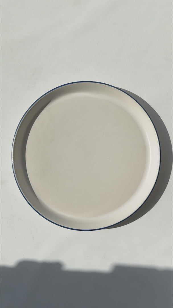 Video del plato de cerámica blanco filo azul con borde elevado Ø 27 cm