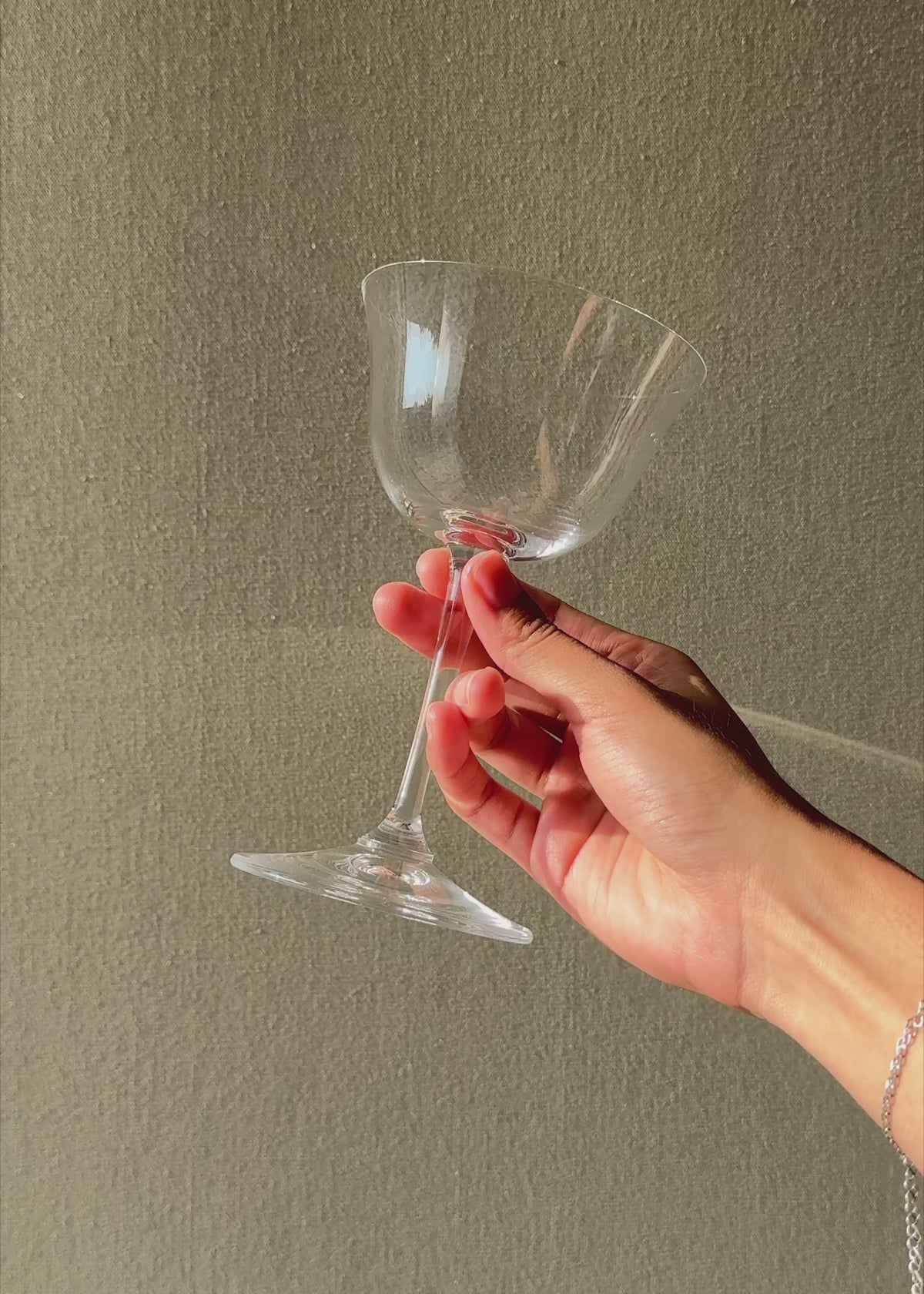 Cargar vídeo: Video con luz natural de la copa Sour Glass Riedel para cócteles.