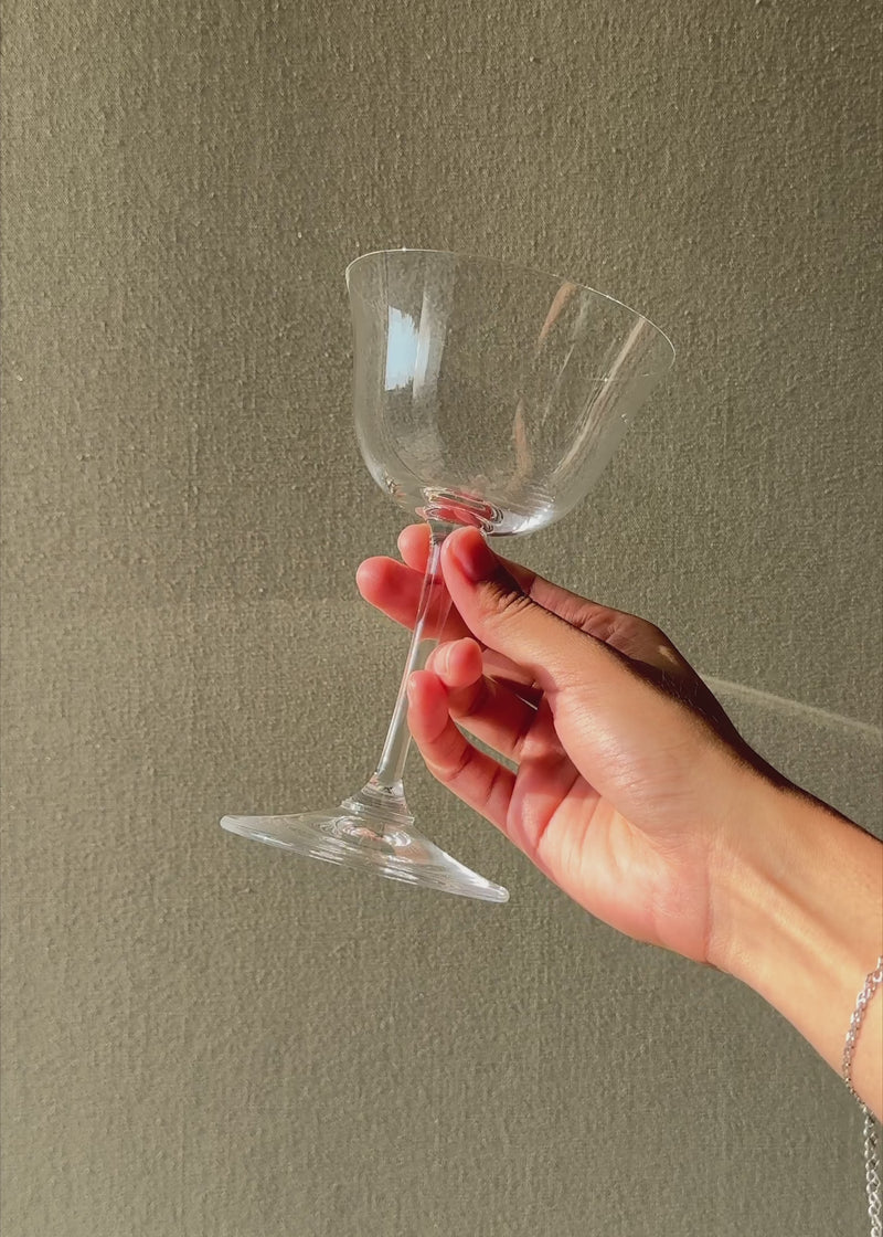 Video con luz natural de la copa Sour Glass Riedel para cócteles.