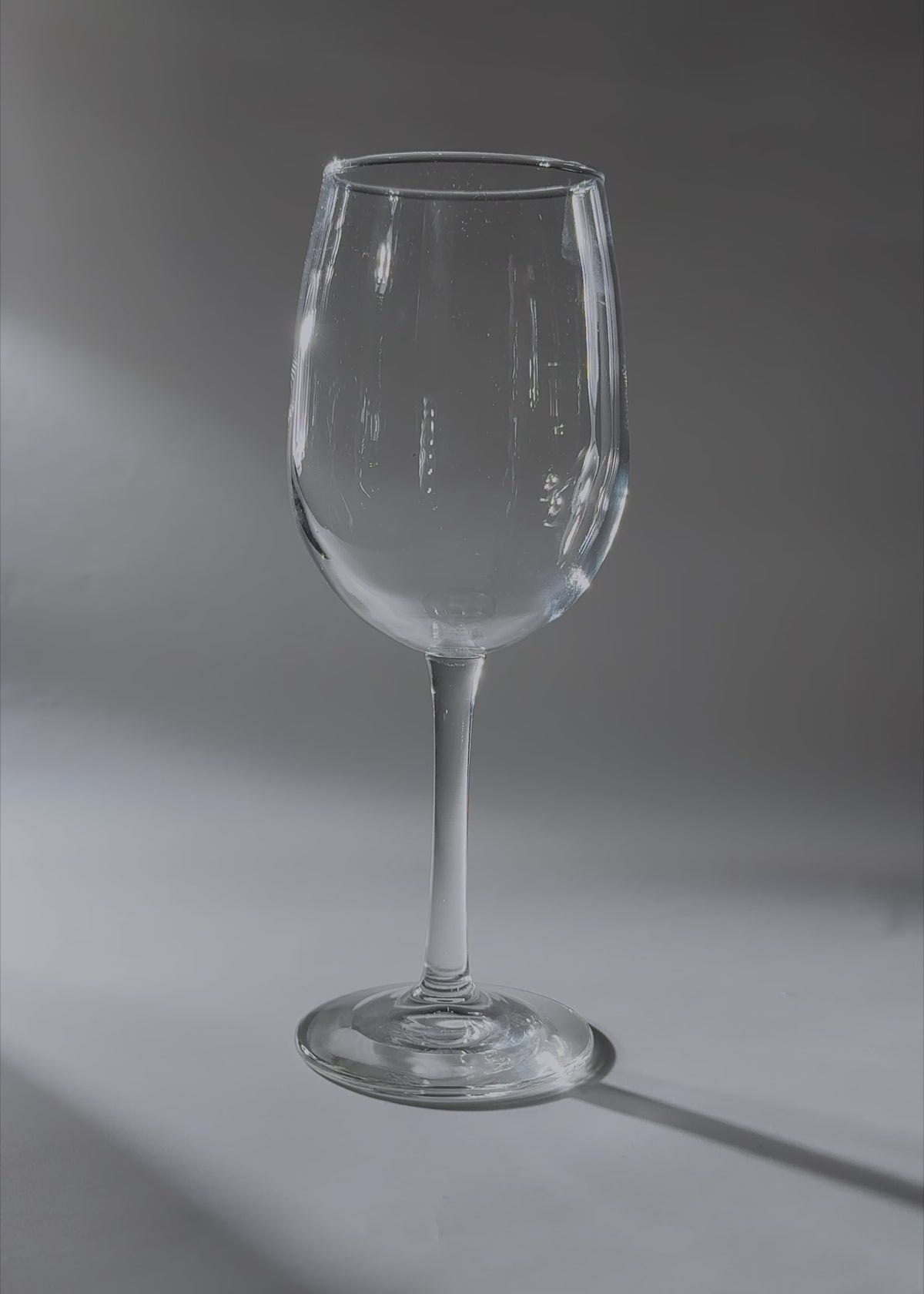 Cargar vídeo: Video de estudio de copa para vino de vidrio transparente con borde fino 310 ml.
