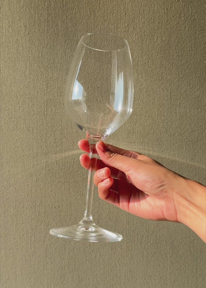 Video con luz natural de la copa Riesling Extreme Riedel para vino blanco.