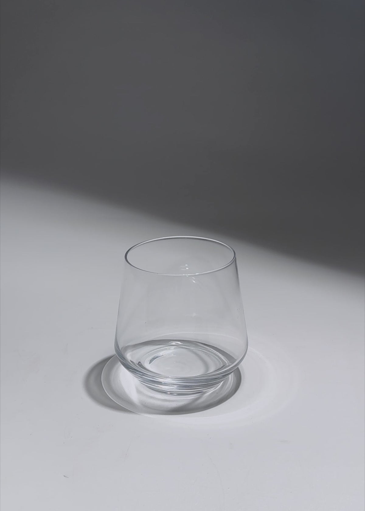 Cargar vídeo: Video de Vaso Old Fashion de cristal transparente London 385 ml para restaurantes, bares, hoteles, cafeterias, lounges y banquetes