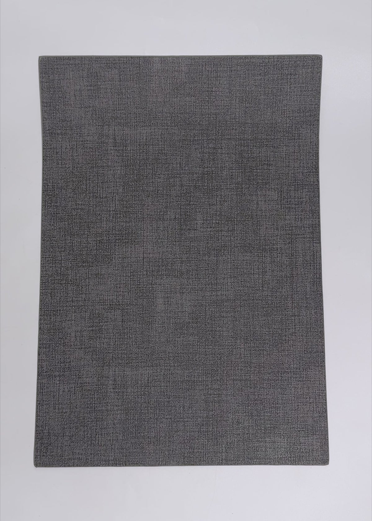 Cargar vídeo: Video de estudio del mantel individual de vinilo gris oscuro de 43 x 30 cm con acabado mate.