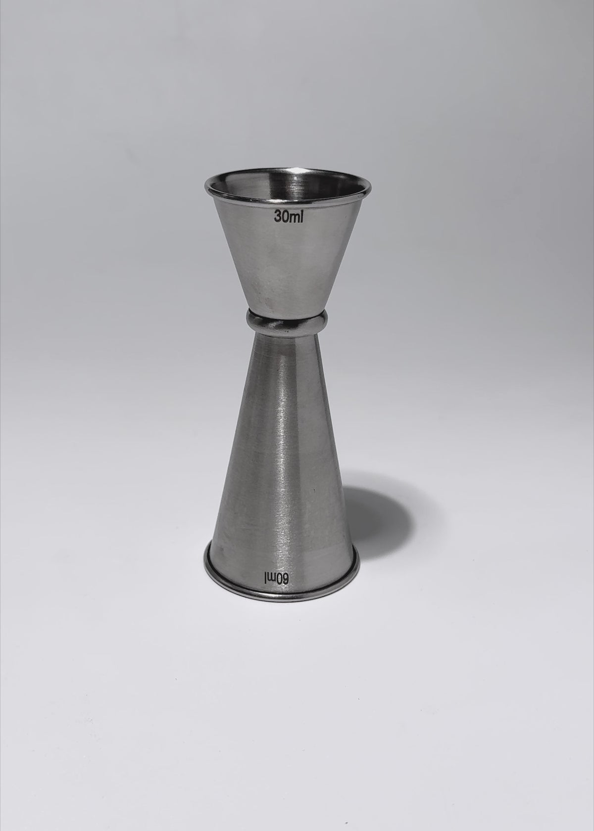 Cargar vídeo: Jigger tipo japones de acero inoxidable satinado plata 30/60 ml