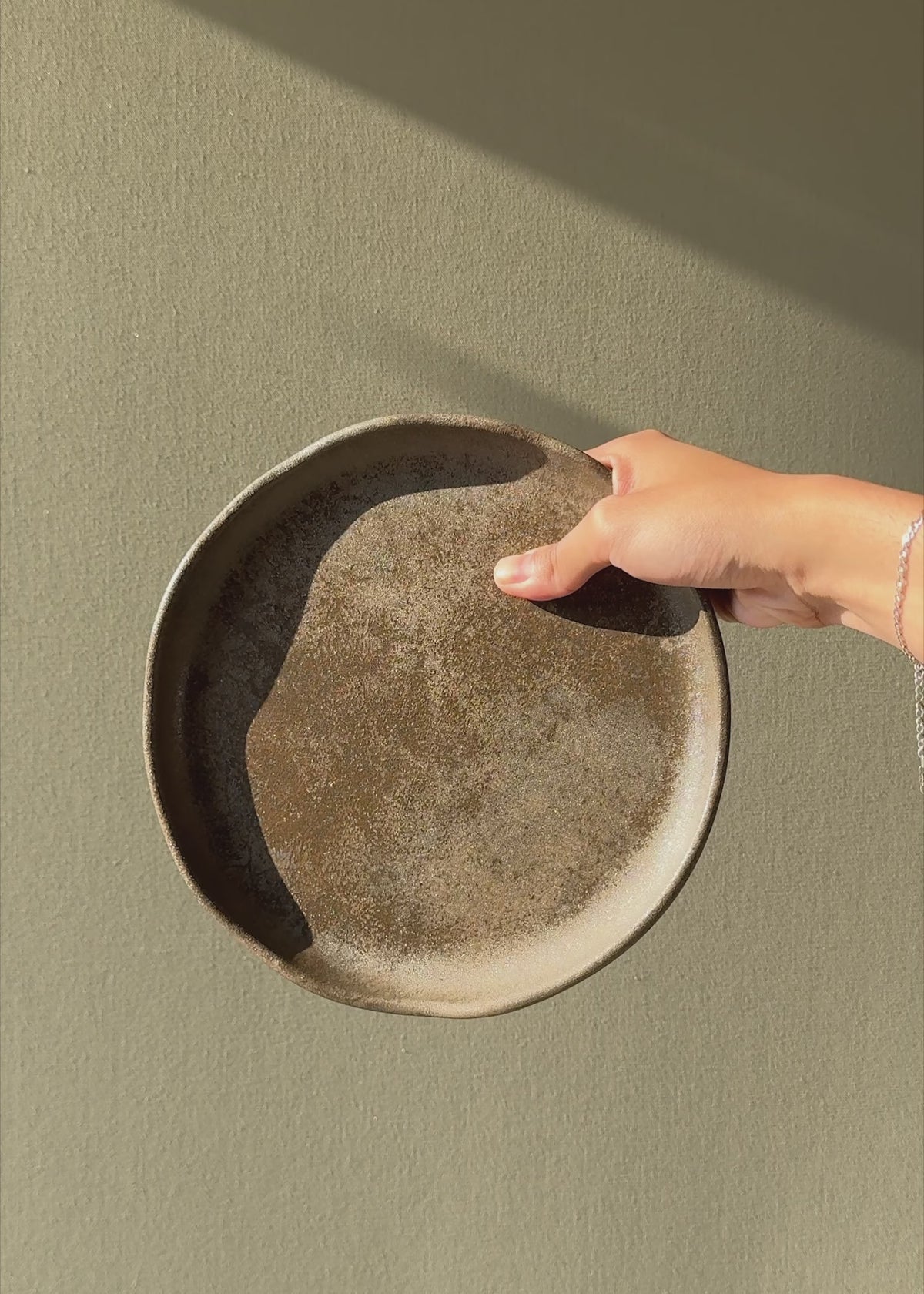 Cargar vídeo: Video en luz natural del plato trinche Bonna Cresta Bazalith de 21 cm.