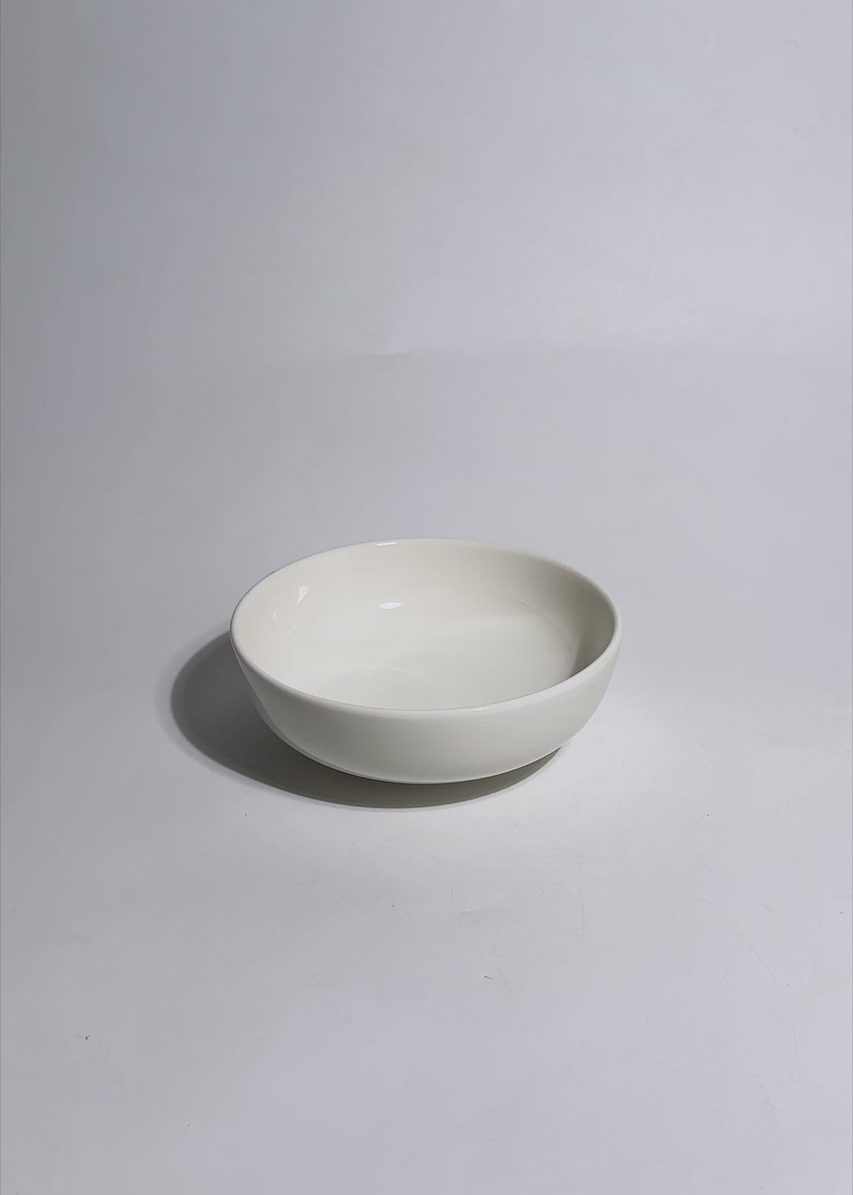 Cargar vídeo: Video de uso de tazón Hygge de porcelana blanca de 14 cm
