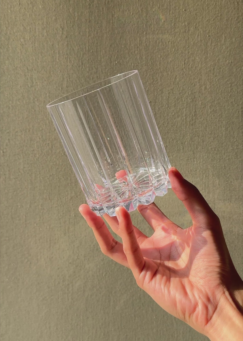 Video con luz natural del vaso para whisky Resort Riedel de 411 ml.