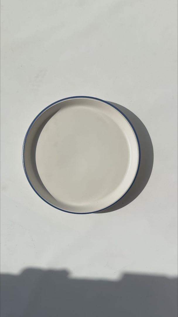 Video del plato con borde elevado Alaska blanco filo azul Ø 20 cm