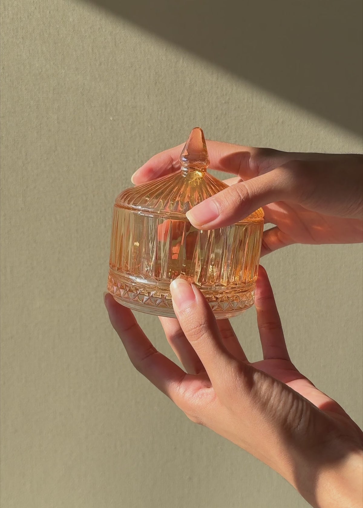 Cargar vídeo: Video en luz natural de la bombonera Elysa de 225 ml para apreciar su color ámbar y acabado brillante.