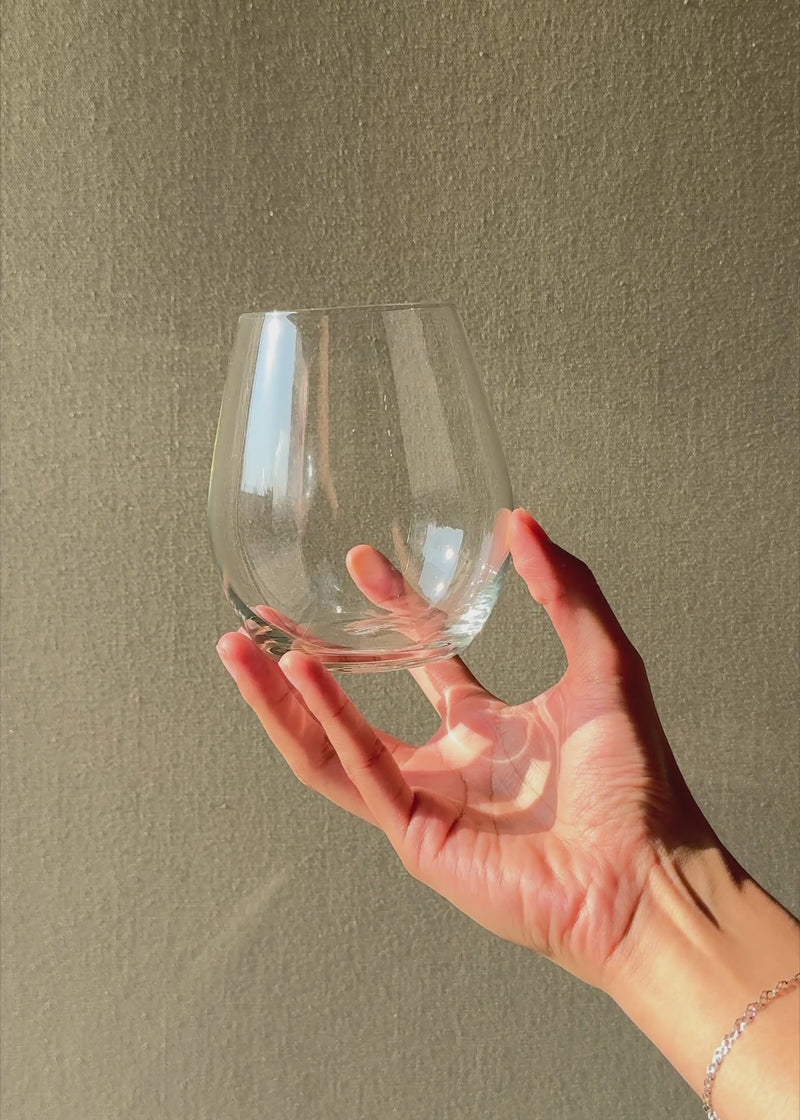 Video con luz natural del vaso para vino tinto sin tallo 532 ml.