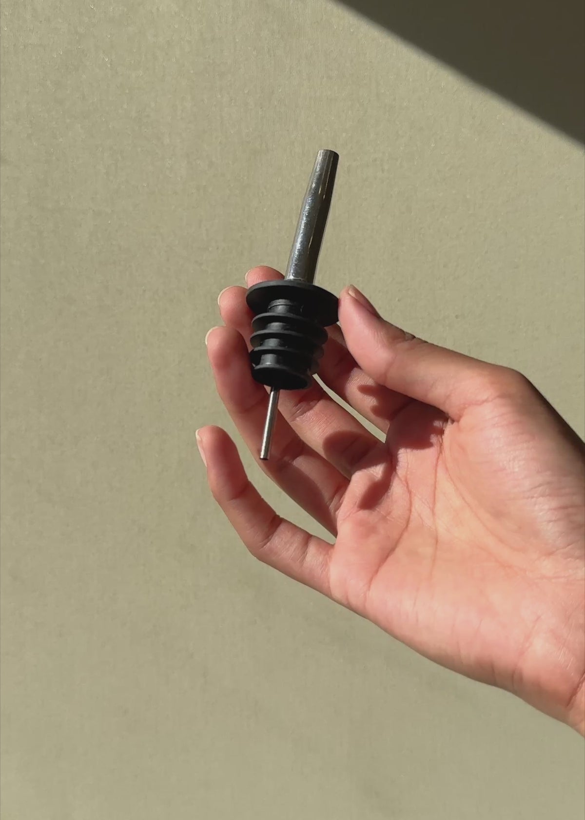 Cargar vídeo: Dosificador para botellas de acero inoxidable plata 10 cm