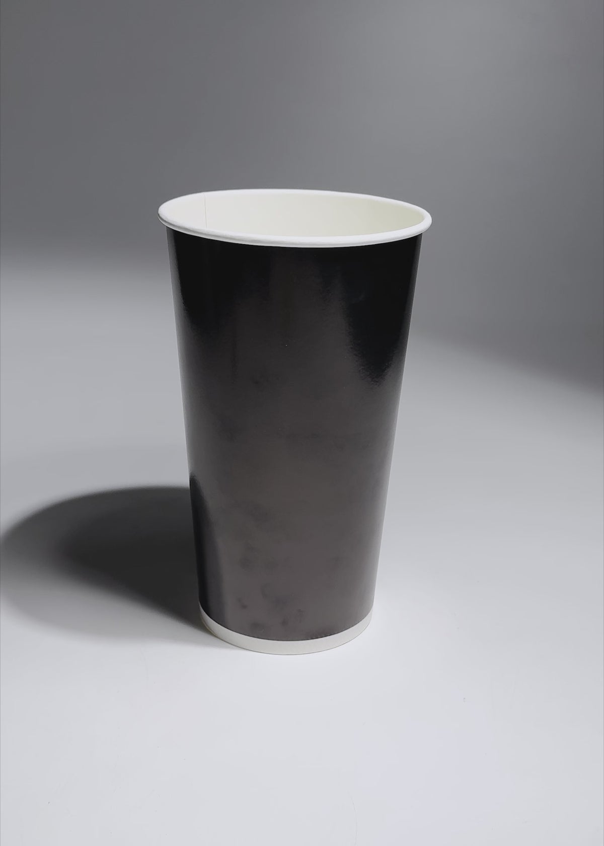 Cargar vídeo: Vaso de papel para bebida frÃ­a negro 44 oz