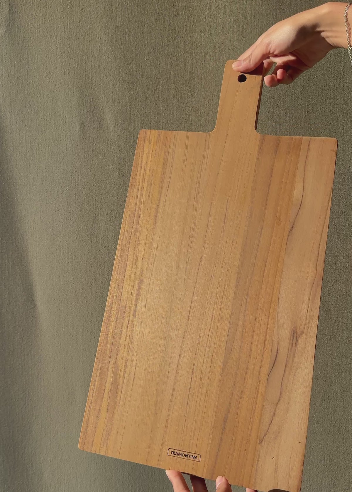 Cargar vídeo: Video con luz natural de tabla rectangular de madera con mango Churrasco.