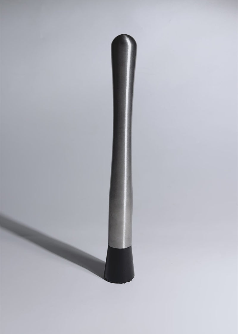 Video de estudio del macerador para bar de acero inoxidable plata con base negra de 25 cm.