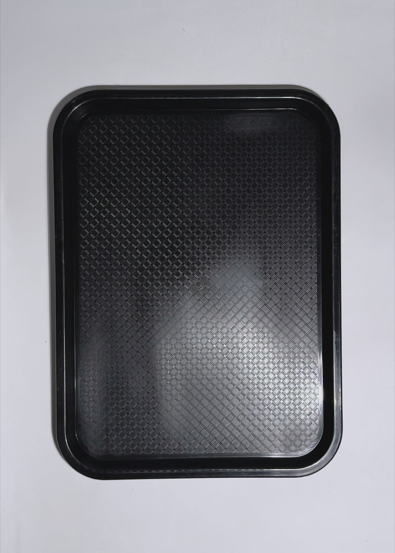 Video de estudio de la charola rectangular antiderrapante para mesero de polipropileno negro.