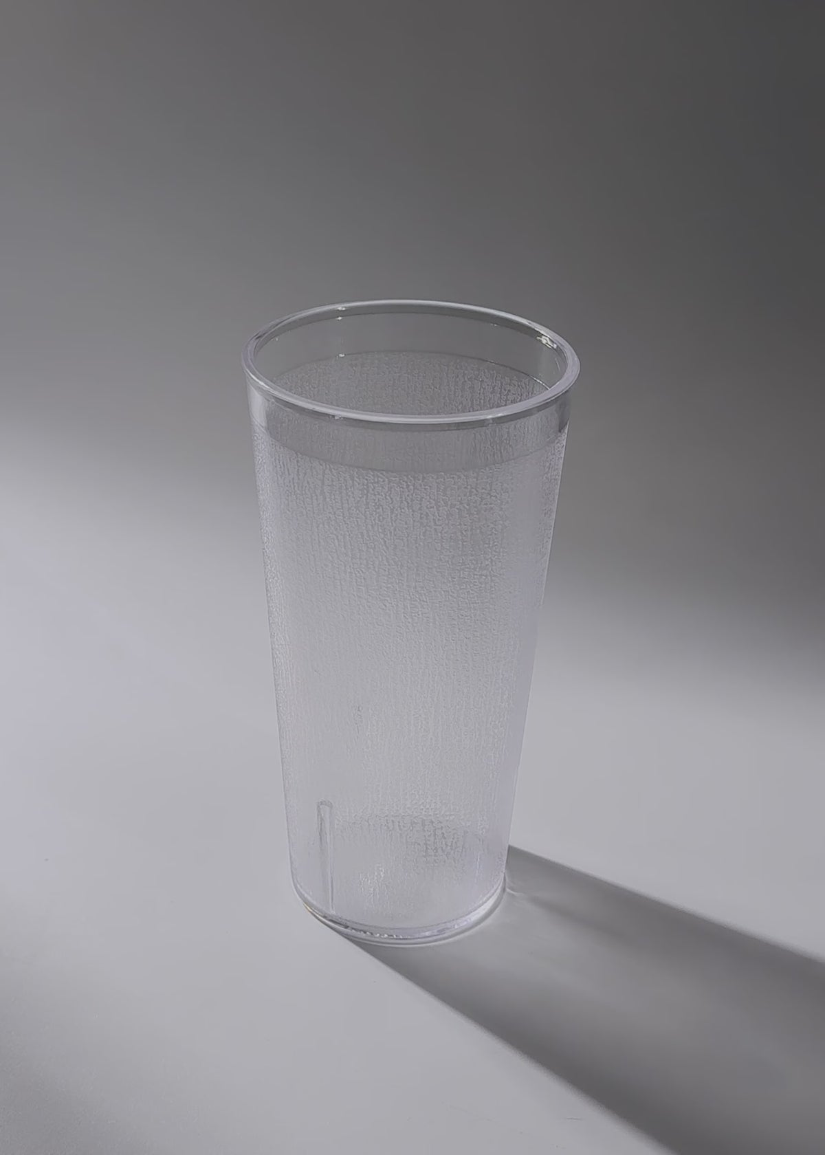 Cargar vídeo: Video de estudio del vaso de policarbonato transparente texturizado de 650 ml.