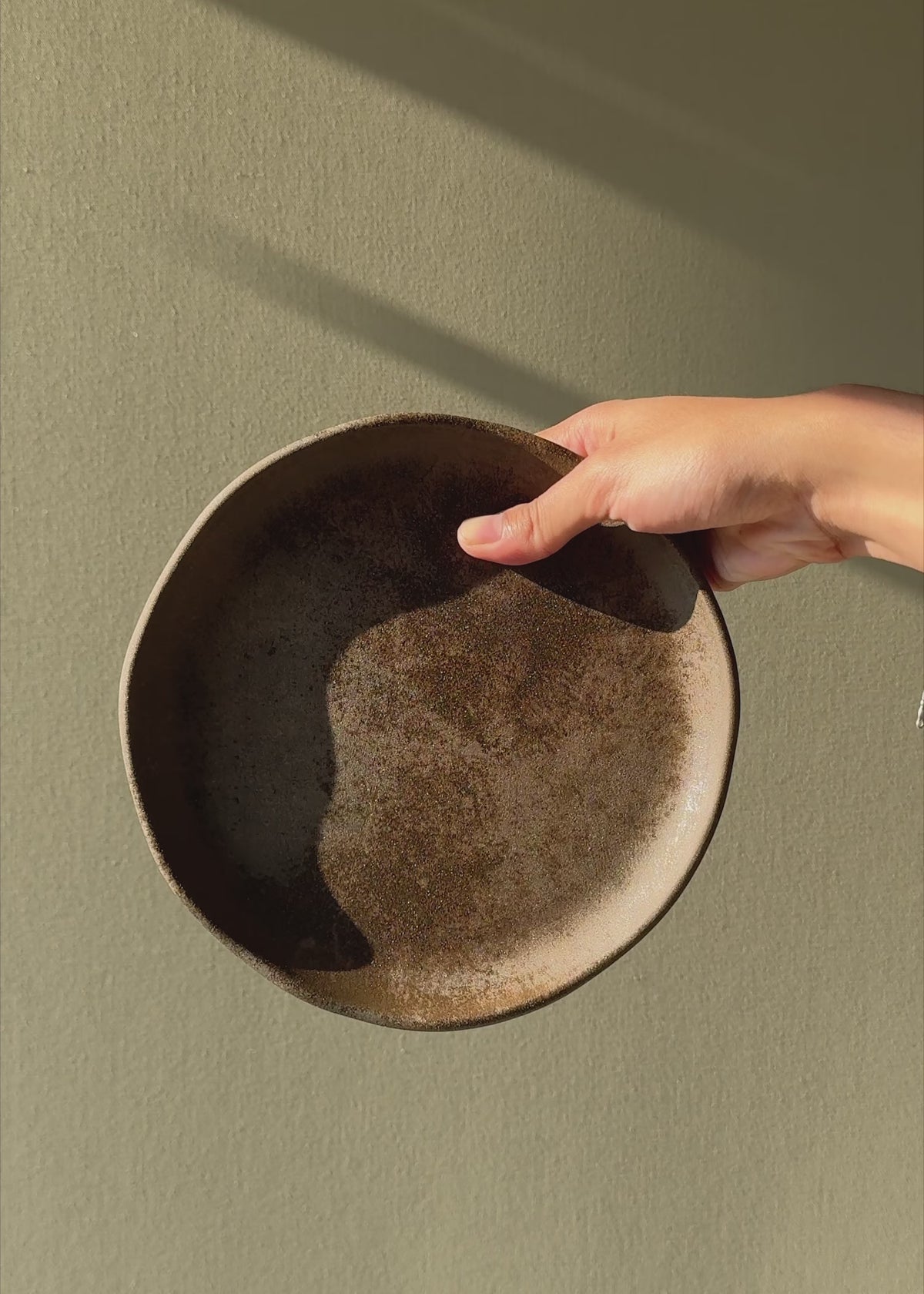 Cargar vídeo: Video en luz natural del plato trinche Bonna Cresta Bazalith de 19 cm.