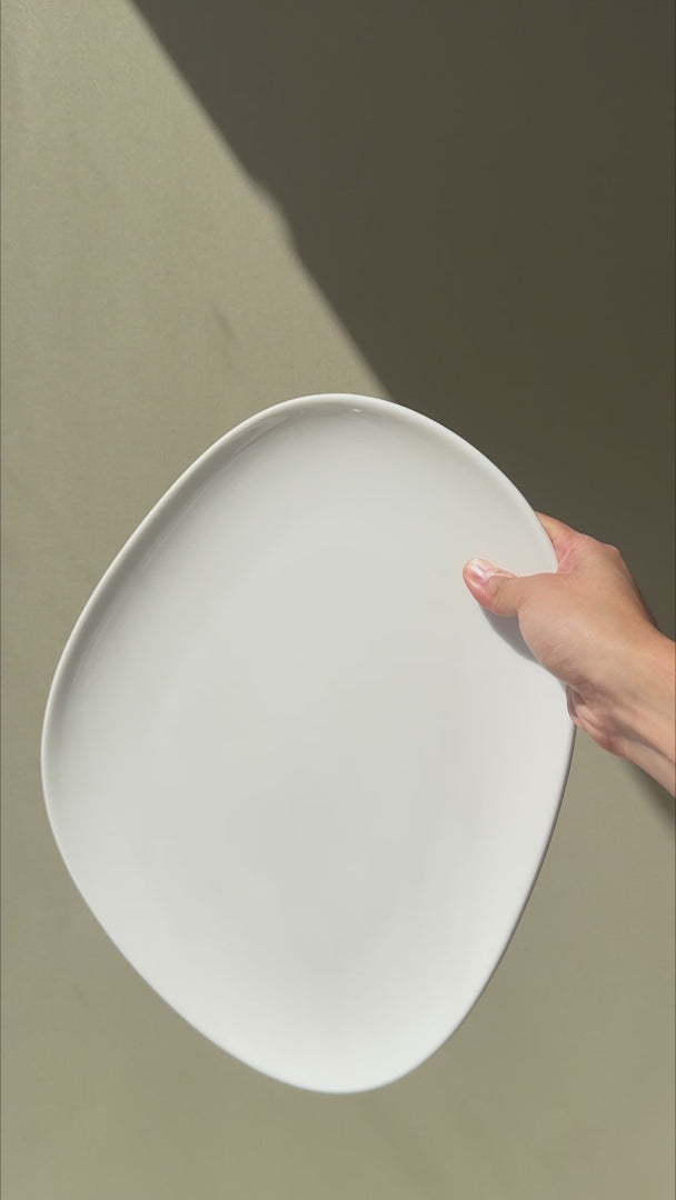 Video de la forma orgánica y acabado del plato de porcelana Vago
